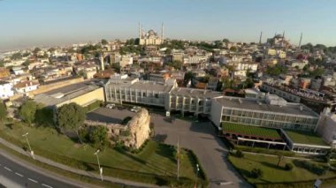 Hava görüntüsü. Mavi Cami. İstanbul 'daki Sultan Ahmed Camii. Hindi. 4K 'da video, UHD