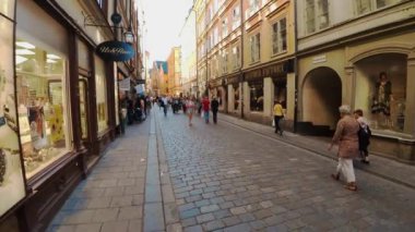 Stockholm 'ün merkezinde eski dar bir sokak. Eski kasaba. Mimarlık, eski evler, sokaklar ve mahalleler. İsveç. 4K 'da video, UHD