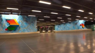 Stadyum. Metro istasyonu. Metroda sanat eserleri. Stockholm. İsveç. 4K 'da video, UHD