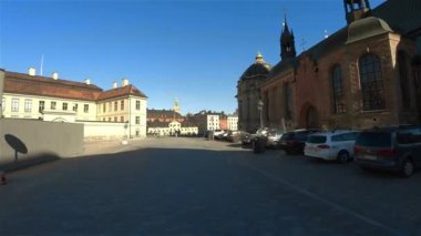 Stockholm. Eski kasaba. Mimarlık, eski evler, sokaklar ve mahalleler. İsveç. 4K 'da video, UHD