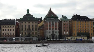 Stockholm. Eski kasaba. Mimarlık, eski evler, sokaklar ve mahalleler. İsveç. 4K 'da video, UHD