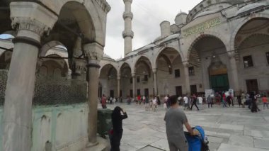 İSTANBUL, TURKEY - 2017 Yazı: İstanbul 'daki Sultan Ahmed Camii. Hindi. 4K 'da video, UHD