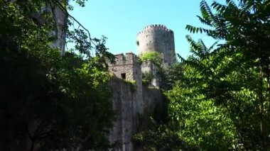 İSTANBUL, TURKEY - YAZ 2017: İstanbul 'daki Rumeli Hisari Kalesi. Hindi. 4K 'da video, UHD
