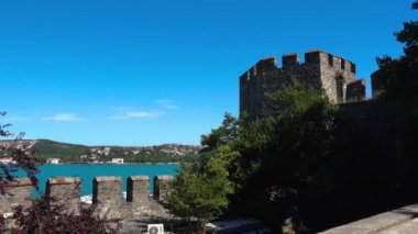 İSTANBUL, TURKEY - YAZ 2017: İstanbul 'daki Rumeli Hisari Kalesi. Hindi. 4K 'da video, UHD