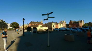 Stockholm. Eski kasaba. Mimarlık, eski evler, sokaklar ve mahalleler. İsveç. 4K 'da video, UHD