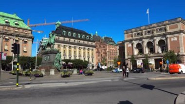 Kral II. Gustav Adolf 'un binicilik heykeli İsveç Kraliyet Operasına karşı. Stockholm. İsveç. 4K 'da video, UHD