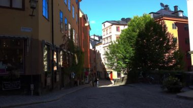 Stockholm 'ün merkezinde eski dar bir sokak. Eski kasaba. Mimarlık, eski evler, sokaklar ve mahalleler. İsveç. 4K 'da video, UHD