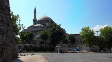 İSTANBUL, TURKEY - YAZ 2017: İstanbul 'un merkezinde antik cami. Hindi. 4K 'da video, UHD