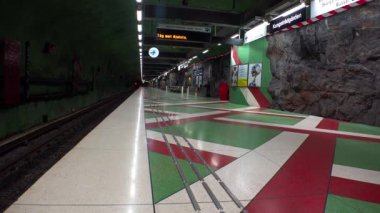 Kungstradgarden 'da. Metro istasyonu. Metroda sanat eserleri. Stockholm. İsveç. 4K 'da video, UHD