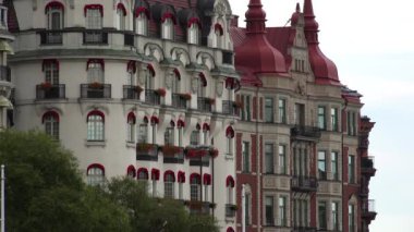 Stockholm. Eski kasaba. Mimarlık, eski evler, sokaklar ve mahalleler. İsveç. 4K 'da video, UHD