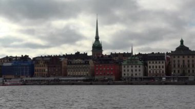 Stockholm. Eski kasaba. Mimarlık, eski evler, sokaklar ve mahalleler. İsveç. 4K 'da video, UHD