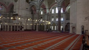 İSTANBUL, TURKEY - YAZ 2017: İstanbul, Türkiye 'deki Süleyman Camii' nin iç manzarası. 4K 'da video, UHD