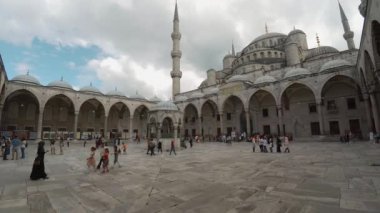 İSTANBUL, TURKEY - 2017 Yazı: İstanbul 'daki Sultan Ahmed Camii. Hindi. 4K 'da video, UHD