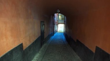 Stockholm 'ün merkezinde eski dar bir sokak. Eski kasaba. Mimarlık, eski evler, sokaklar ve mahalleler. İsveç. 4K 'da video, UHD