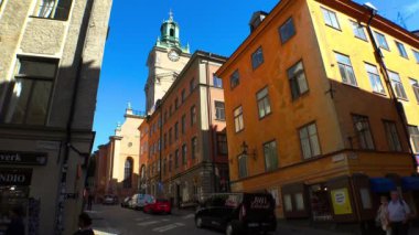 Stockholm 'ün merkezinde eski dar bir sokak. Eski kasaba. Mimarlık, eski evler, sokaklar ve mahalleler. İsveç. 4K 'da video, UHD