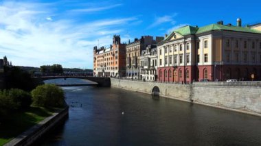 Stockholm. Eski kasaba. Mimarlık, eski evler, sokaklar ve mahalleler. İsveç. 4K 'da video, UHD