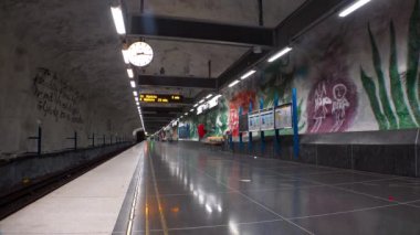 Tensta. Metro istasyonu. Metroda sanat eserleri. Stockholm. İsveç. 4K 'da video, UHD