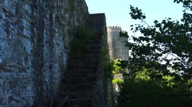 İSTANBUL, TURKEY - YAZ 2017: İstanbul 'daki Rumeli Hisari Kalesi. Hindi. 4K 'da video, UHD