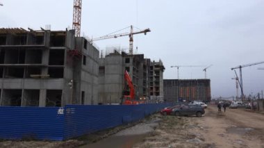 Çok katlı evin inşaatı. İnşaat alanı. 4K 'da video, UHD