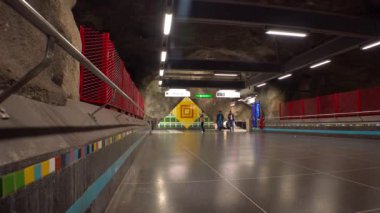 Metro istasyonu. Metroda sanat eserleri. Stockholm. İsveç. 4K 'da video, UHD