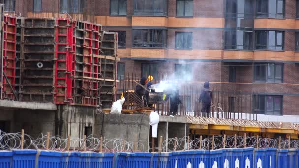 Constructores Trabajando Una Obra Disparo Ultra Alta Definición Uhd — Vídeo de stock