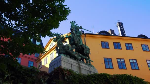 Άγαλμα Του Αγίου Γεωργίου Και Του Δράκου Στη Στοκχόλμη Παλιά — Αρχείο Βίντεο
