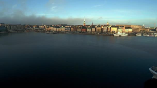 Tukholmaan. Vanha kaupunki. Arkkitehtuuri, vanhat talot, kadut ja lähiöt . — kuvapankkivideo