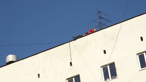 Evin çatısına kucaklayan Çift — Stok video