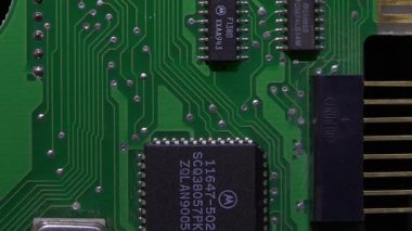 mikroçip ile devre kartı.