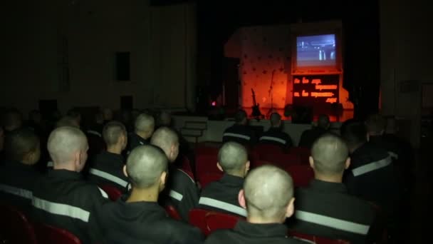 In het auditorium van de gevangenis veroordeeld — Stockvideo