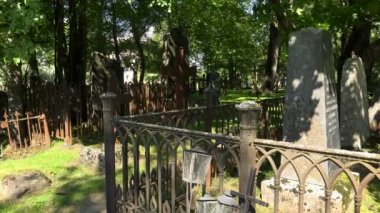 Lappeenranta mezarlıkta. Finlandiya. 4k.