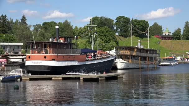 Människor gå igenom marinan — Stockvideo