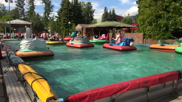 Adultes avec enfants dans le parc d'attractions — Video