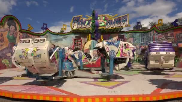 Adultes avec enfants dans le parc d'attractions — Video