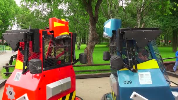 Adultos con niños en el parque de atracciones — Vídeos de Stock