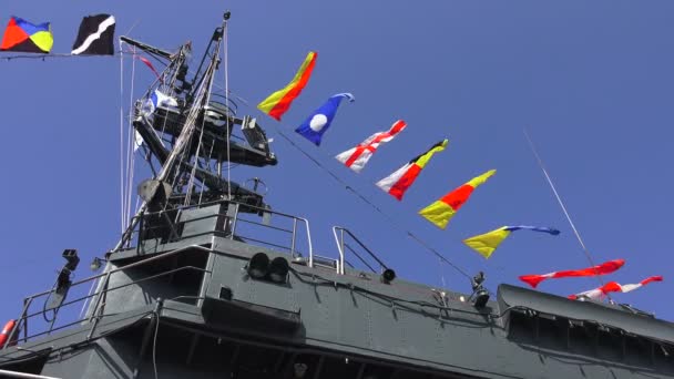 Bandeiras da Marinha numa corda. 4K . — Vídeo de Stock