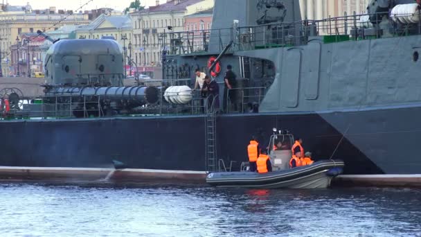 Les gens en bateau près du navire russe — Video