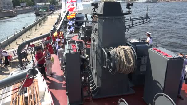 Cubierta nave naval rusa de combate. 4K. San Petersburgo, verano de 2014 . — Vídeo de stock