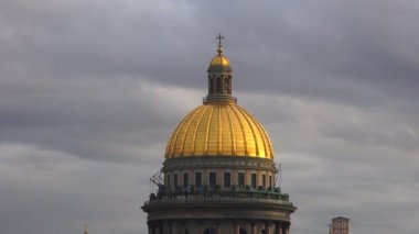 Petersburg. Çatıdan görüntüleyin. St Isaacs Katedrali. 4k.