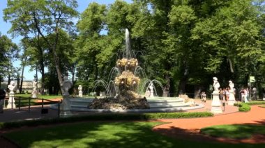 Yaz bahçesinde Pople yürüyüş