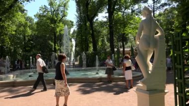 Yaz bahçesinde Pople yürüyüş