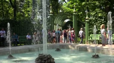 Yaz bahçesinde Pople yürüyüş