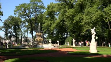 Yaz bahçesinde Pople yürüyüş