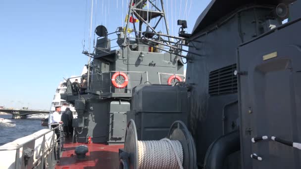 Палуба российского боевого военно-морского корабля. 4К. Санкт-Петербург, лето 2014 года . — стоковое видео