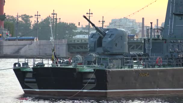 The gun battle warship. 4K.  St. Petersburg, summer 2014. — Stock Video