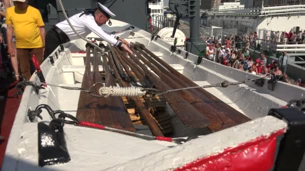 Barcos salva-vidas num navio de guerra. 4K. São Petersburgo, verão de 2014 . — Vídeo de Stock