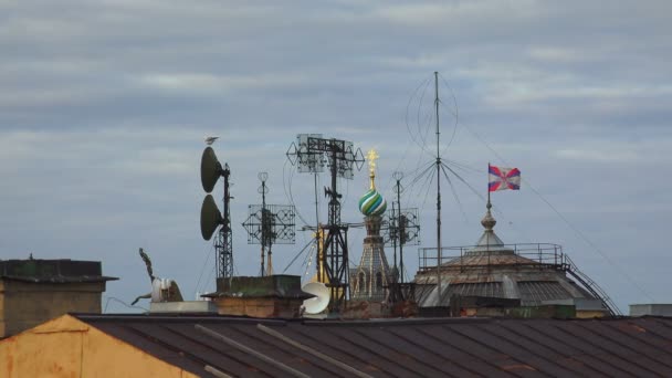 Antenner och transpondrar på taket. 4k. — Stockvideo