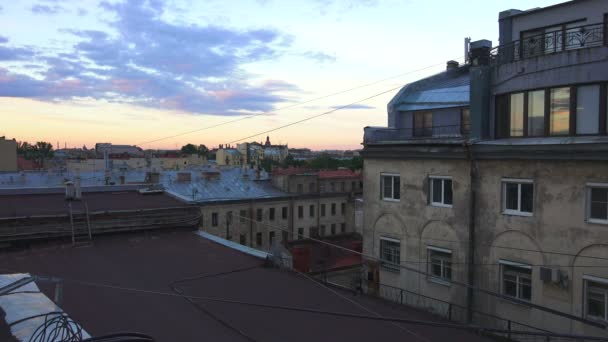 彼得斯堡。查看从屋顶。老院子一井。4 k. — 图库视频影像