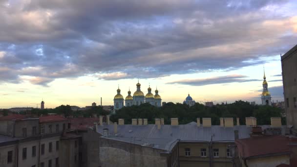 Petersburg. Utsikt från taket. Kyrkan, tempel, kupoler. 4k. — Stockvideo