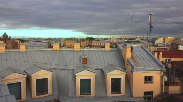 Petersbourg. Vue depuis le toit. Le centre de la ville. 4K . — Video